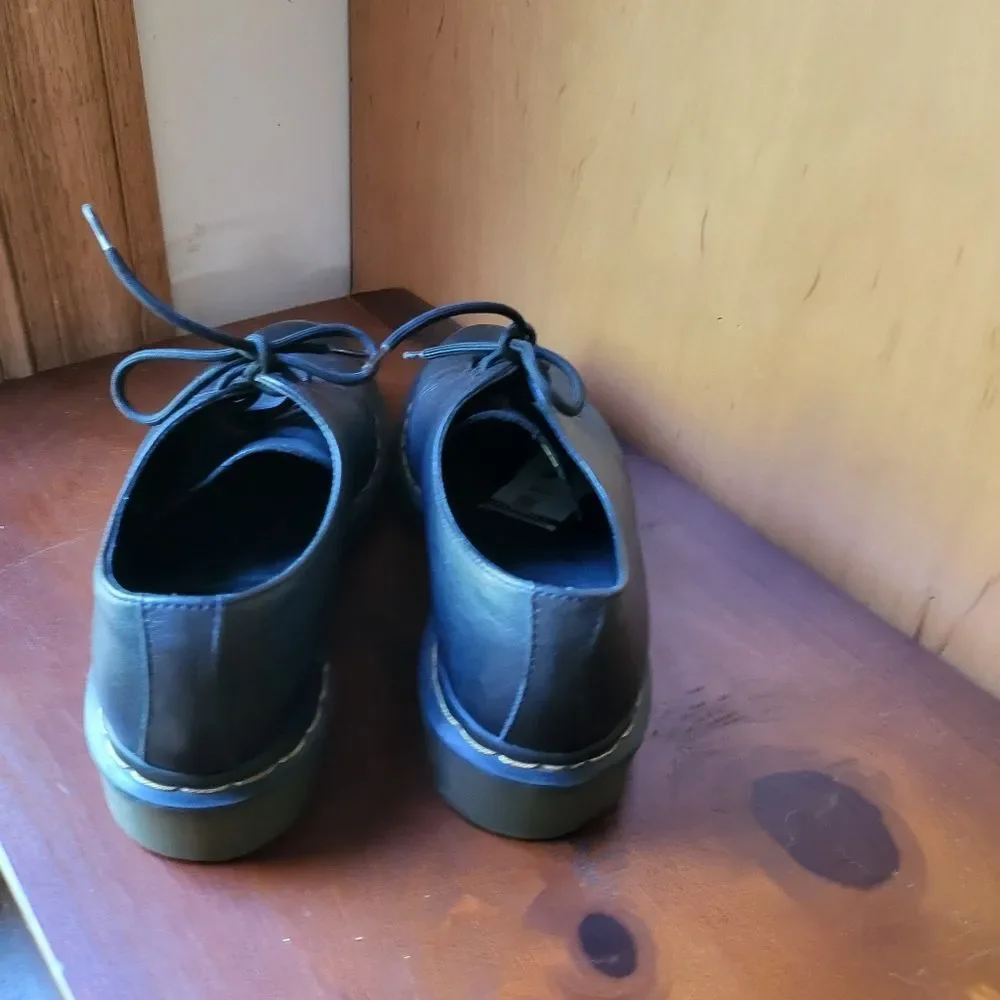 NWOT - Doc Martens - Size 8